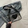 Sac à bandoulière transparent en PVC avec pochette cœur noire et large sangle tendance - Noir