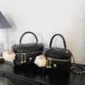 Détail du sac à main matelassé noir avec chaîne dorée et joli pendentif en peluche pour femme. - Grand (Sans Pendentif) / Noir