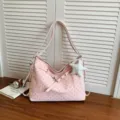 Rosa Puenktchen Umhaengetasche fuer Damen stylische Freizeittasche und grosse Shopper - Mit Anhänger / Rosa