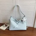 Hellblaue Pünktchen Umhängetasche, lässige Damen Tasche für Alltag und Arbeit. - Mit Anhänger / Blau