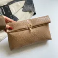 Eenvoudige geweven clutch tas voor dames, stijlvol gevouwen design met metalen sluiting chic. - Khaki