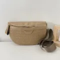 Vue détaillée du sac de selle en cuir tressé beige avec sangle large et fermeture éclair dorée. - Kaki
