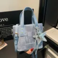 Blaues Jeans-Eimer-Handtasche mit Tragegriffen, Umhängeriemen und glänzendem Stern. - Mit Anhänger / Blau