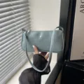 Sac épaule baguette élégant en relief croco bleu clair pour femmes, style chic d'été. - Bleu