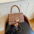 Bolso cruzado marrón elegante con monograma para mujer con asa superior y hebilla de metal. - Marrón
