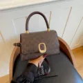 Bolso cruzado retro de cuero con monograma, asa superior y elegante hebilla de metal - Marrón