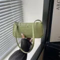 Sac baguette bandoulière texture crocodile vert, sac épaule rétro chic style français femme. - Vert