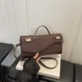 Sac à bandoulière rétro en cuir PU texturé pour femme, élégant sac à main tendance. - Marron