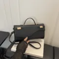 Sac à bandoulière vintage en cuir PU noir classique avec quincaillerie métallique élégante pour femmes. - Noir