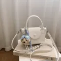 Bolso cruzado pequeno blanco para mujer, bolso casual con bonito colgante de perrito. - Con Colgante / Blanco Roto