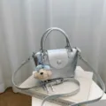 Bolso bandolera metalizado plateado para mujer con lindo oso de peluche y asa superior. - Con Colgante / Plateado