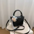 Chic bolso de mano mini de charol negro con lindo colgante de perrito de peluche y correa. - Con Colgante / Negro