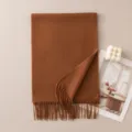 Kamelbrauner einfarbiger Winter Schal mit weichem Kaschmirgefühl und Fransen Design. - Tulpenkamel