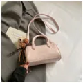 Rosa PU Leder Kissen Tasche für Damen, stilvolle Umhängetasche mit süßem Bären Anhänger. - Mit Anhänger / Rosa