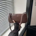 Sac baguette épaule en cuir PU motif crocodile marron pour femme, style vintage chic. - Marron