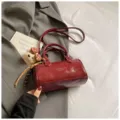 Retro rote Zylinder-Umhängetasche für Damen, vielseitige PU-Leder Freizeittasche mit Anhänger. - Mit Anhänger / Rot