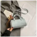 Hellblaue trendige Damen Umhängetasche, schicke Zylindertasche für Alltag, lässige PU Handtasche. - Mit Anhänger / Blau