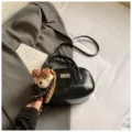 Schwarze Lack Boston Handtasche für Damen mit süßem Bären Anhänger, elegante Umhängetasche. - Mit Anhänger / Schwarz