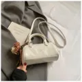 Borsa a tracolla bianca in pelle PU da donna, elegante borsetta casual con ciondolo. - Bianco