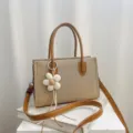 Schicke Damen Umhängetasche aus Canvas mit Ledergriffen und weißem Blumenanhänger. - Mit Anhänger / Khaki