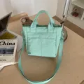 Bolso de mano de nailon verde menta, bolso ligero de cercanías con correa ajustable. - Verde claro