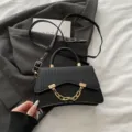 Schwarze gewebte Klappen-Umhängetasche mit Metallkette schicke Freizeittasche Beuteltasche - Schwarz