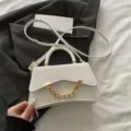 Elegante weiße Damen Umhängetasche mit geflochtener Klappe und goldener Kette Sommer neu - Weiß
