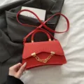 Elegante rote Umhängetasche für Damen, modische PU-Handtasche mit goldener Kette. - Rot