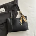 Schwarze Leder Umhängetasche für Damen, schicke Pendlertasche mit modischem Schal. - Schwarz