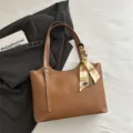 Braune Ledertasche für Damen, große Kapazität Pendeln Schultertasche mit stylischem Seidenschal. - Braun