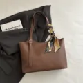 Braune PU Leder Schultertasche fur Damen, grosse Kapazitat Retro Freizeit Handtasche mit Seidenschal. - Kaffee