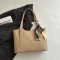 Beige PU Leder Pendler Umhängetasche Shopper Tote Bag mit eleganter Schal Dekoration. - Khaki