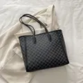 Grosse Kapazitaet schwarze Schulter Tote Tasche mit trendigem Buchstaben Druck fuer Alltag. - Schwarz