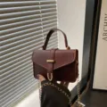 Schicke braune Damen Umhängetasche im koreanischen Stil, elegante Handtasche mit Kette. - Rot