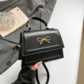 Sac à main rétro noir avec nœud doré, sac bandoulière polyvalent pour le style de travail quotidien. - Noir