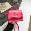 Sac à main rose chic pour femme, élégant sac bandoulière avec nœud et poignée pour l'usage. - Rose