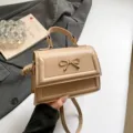 Sac à main bandoulière beige classique avec nœud en métal élégant, sac de travail chic. - Khaki