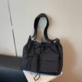 Minimalistική μαύρη τσάντα ώμου με κορδόνι casual τσάντα tote με μπροστινές τσέπες. - Μαύρο