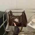 Einfallsreiche dunkelbraune Lackleder Schultertasche, schicke Baguette Tasche mit Metall. - Kaffee