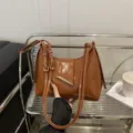 Braune Umhängetasche aus Lackleder für Damen, elegante Achseltasche Baguette Tasche neu. - Braun