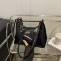 2025 neue trendige schwarze Lackleder Umhängetasche, modische Baguette Handtasche Damen - Schwarz
