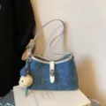 Bolso de hombro de mezclilla a la moda con brillantes pedrería y borde plateado. - Denim Oscuro con Diamantes de Imitación y Colgante