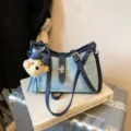 Bolso de hombro de mezclilla para mujer, elegante bandolera con lindo dije de oso y cierre. - Azul Denim Con Colgante