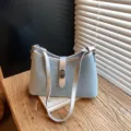 Stijlvolle blauwe denim schoudertas met strass voor dames, chique okseltas met metalen gesp. - Lichte denim met strass (zonder hanger)