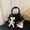 Elegante bolso de almohada de cuero negro con dije de perro de peluche lindo, bolso cruzado chic. - Con Colgante / Negro