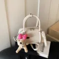 Bolso de mano blanco elegante para mujer, bolso cruzado casual con lindo colgante de peluche. - Con Colgante / Blanco Roto