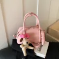 Bolso tipo almohada de cuero rosa con lindo dije de perro, elegante bolso de mano. - Con Colgante / Rosa