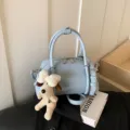 Bolso de mano informal estilo coreano para mujer en cuero azul claro con lindo colgante de perrito. - Con Colgante / Azul