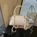 Bolso de mano tipo almohada de cuero blanco para mujer, elegante bandolera con herrajes de plata. - Sin colgante / Blanco Roto