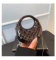 Glänzende Acryl Handtasche mit schickem Stepp-Muster, eleganter Kette und Schultergurt. - Gunmetal